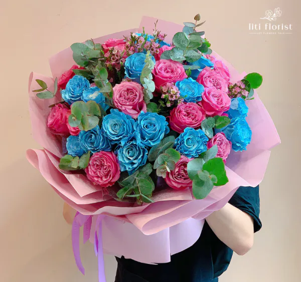 Hoa thanh liễu điểm xuyết cho bó hoa hồng thêm phần tinh tế, sang trọng