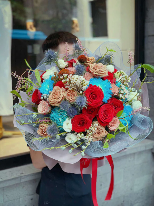 Những bông hoa thanh liễu trắng tinh khôi giúp bó hoa hài hòa về màu sắc và thêm phần tinh tế