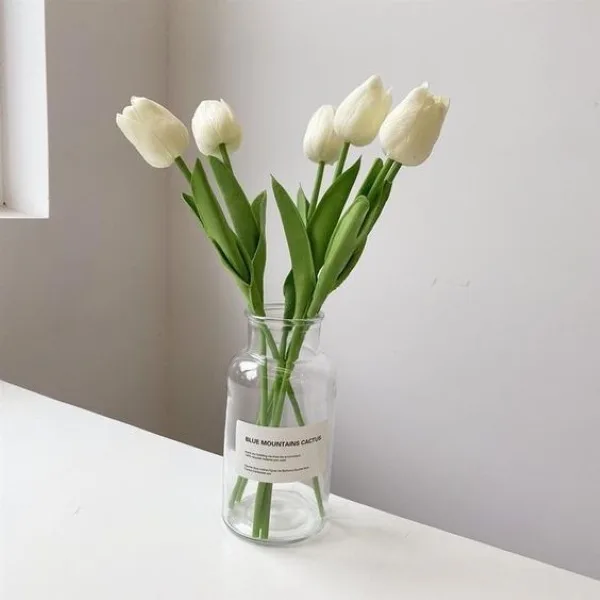Hoa tulip vô cùng hợp trang trí cho văn phòng